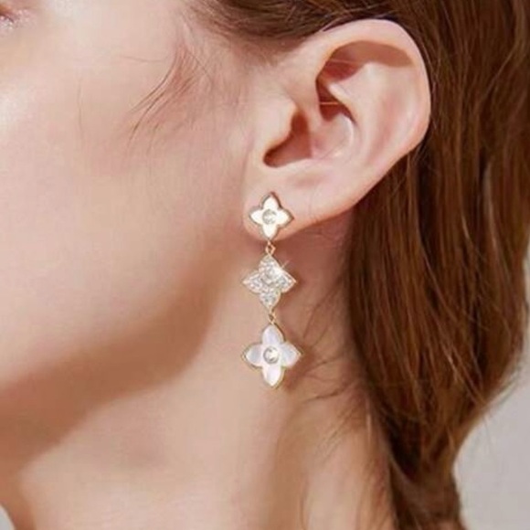 QUATREFOIL DELICATE DROP EARRINGS 14 CARAT GOLD, MOTHER OF PEARL AND RHINESTONES - Picture 3 of 5